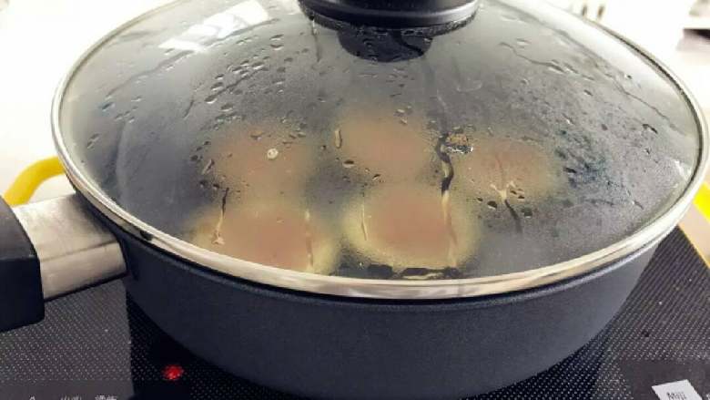 宝宝辅食:茄子圈蛋饼,然后放入几勺清水,盖上锅盖,小火用蒸汽焖熟,小芽大概焖了3-5分钟左右。想要多焖一会的,或不好控制火力的,建议水放多点,避免水干了茄子焦掉。
》小宝宝吃,需要确保茄子很软烂,所以加水慢慢焖熟,烹饪方式很健康哈。
》起锅前妈妈们可以尝一下,看看软烂程度宝宝是否能接受,不行可以加水多焖一会。