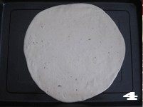 【花边培根披萨】换着花样吃披萨,取2/3面团揉匀擀成圆形饼皮，放置在烤盘上。