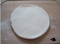 乾隆爱吃的名点在家就能做【羊肉烩猫耳】,在案板上撒少许干面粉,将饧好的面团揉匀,擀制成厚度约0.5厘米的片状。