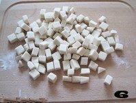 乾隆爱吃的名点在家就能做【羊肉烩猫耳】,然后再横向切成大小均匀的面丁,在面丁上撒适量面粉防止粘连。