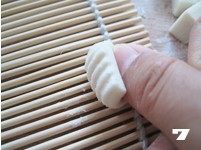 乾隆爱吃的名点在家就能做【羊肉烩猫耳】,取一个面丁,在卷帘上用拇指搓成贝壳状麻食。