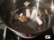 孩子们爱不释“口”的【酱肉猪仔包】,再次冷水入锅,放入葱段、姜片、蒜瓣,大火烧开。