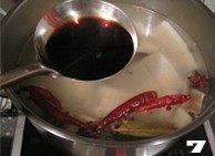 孩子们爱不释“口”的【酱肉猪仔包】,再倒入适量老抽和生抽,盖上锅盖,大火焖煮15分钟左右,再转小火卤60—75分钟。