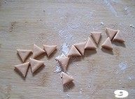 孩子们爱不释“口”的【酱肉猪仔包】,取粉色面团,擀制成薄面皮,切成均匀的条状,再分割成三角形,做出小猪的耳朵。