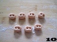 孩子们爱不释“口”的【酱肉猪仔包】,将剩余的粉面团做成小猪的鼻子,用牙签或筷子较细的一端制作出鼻孔。