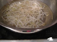 周末美食 自制东南亚特色街头小吃——【火车头河粉】,<a style='color:red;display:inline-block;' href='/shicai/ 120'>豆芽</a>和油菜洗净后焯水,捞出过冷水,滤干备用。