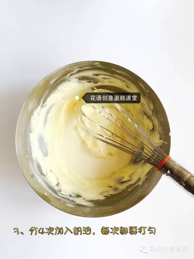 酥松好吃的奶油曲奇的做法,黄油加糖粉打到颜色变浅,蓬松的状态,分四次加入<a style='color:red;display:inline-block;' href='/shicai/ 4957'>鲜奶油</a>,每次加入都要搅打均匀