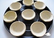美味蛋挞速成法--【椰丝蛋挞】,把蛋挞底从冰箱中取出,室温内放置30分钟左右。