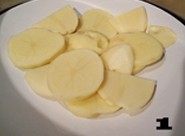 美味快手菜——【培根土豆蔬菜卷】,<a style='color:red;display:inline-block;' href='/shicai/ 23'>土豆</a>洗净去皮,切成厚度1厘米左右的片状,加热至软烂。