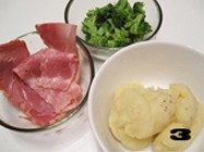 美味快手菜——【培根土豆蔬菜卷】, 取适量<a style='color:red;display:inline-block;' href='/shicai/ 119'>西兰花</a>，洗净后撕成小朵，焯水备用。在土豆泥中加入少许盐和<a style='color:red;display:inline-block;' href='/shicai/ 134333'>黑胡椒</a>拌匀。