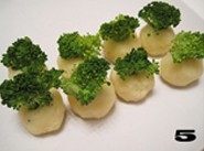 美味快手菜——【培根土豆蔬菜卷】,将西兰花放入球形土豆泥中。