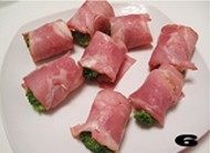 美味快手菜——【培根土豆蔬菜卷】,<a style='color:red;display:inline-block;' href='/shicai/ 443'>培根</a>一分为二,包裹在最外层即可。