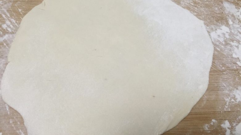 墨西哥薄饼~,用擀面杖将圆饼擀成8寸左右的薄饼,要尽量擀的圆一点,薄一点~