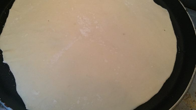 墨西哥薄饼~,把薄饼放在预热的平底锅上,不放油、小火~