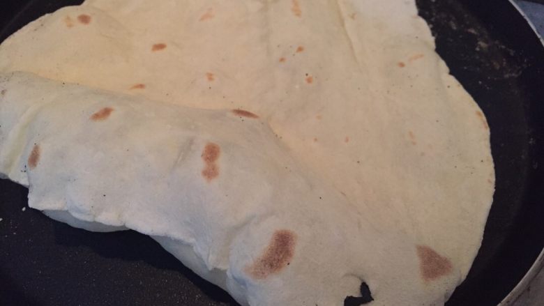 墨西哥薄饼~,反面煎出大气泡就可以出锅啦~