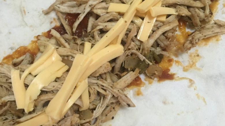 安其拉达(Enchiladas chicken)墨西哥菜,铺一点<a style='color:red;display:inline-block;' href='/shicai/ 61902'>切达芝士</a>丝