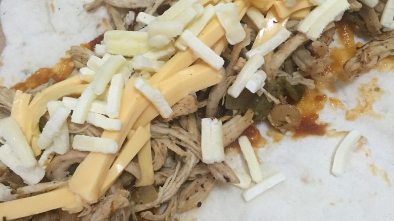 安其拉达(Enchiladas chicken)墨西哥菜,铺一点<a style='color:red;display:inline-block;' href='/shicai/ 61855'>马苏里拉芝士</a>丝、卷成卷