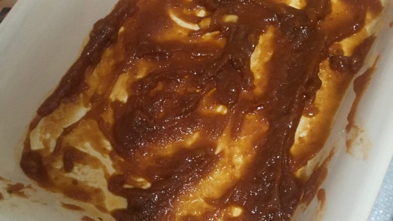 安其拉达(Enchiladas chicken)墨西哥菜,在烤盘底部抹一层安其拉达芝士