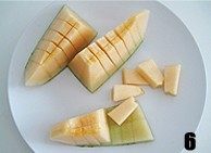 西式甜品店里少见的一种派【清香蜜瓜派】,不要急着去皮,先把哈密瓜切成瓣状,在每瓣上竖切/横切几刀,然后沿底部一刀切下来。这样比直接去皮更方便快捷。