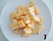 西式甜品店里少见的一种派【清香蜜瓜派】,去好皮的哈密瓜称重,然后切成小丁。