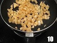 西式甜品店里少见的一种派【清香蜜瓜派】,倒入切好的蜜瓜丁翻炒。