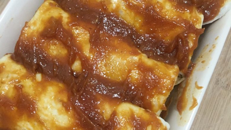安其拉达(Enchiladas chicken)墨西哥菜,在饼上继续抹一层安其拉达酱