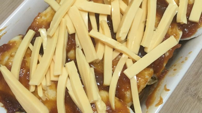 安其拉达(Enchiladas chicken)墨西哥菜,撒上切达芝士