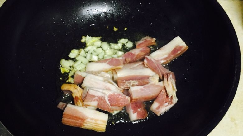 金针菇培根小炒,蒜炝锅，放入培根