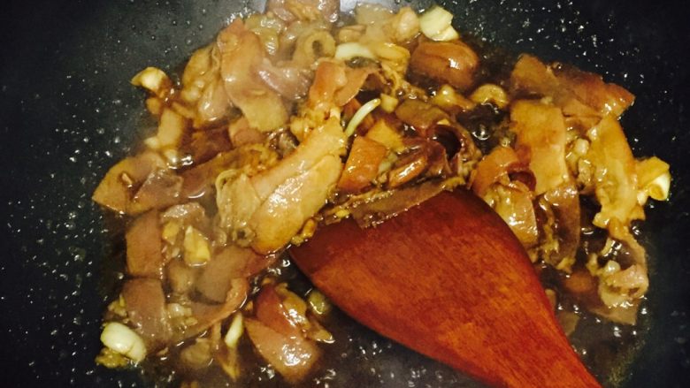 金针菇培根小炒,加酱油，糖，蚝油