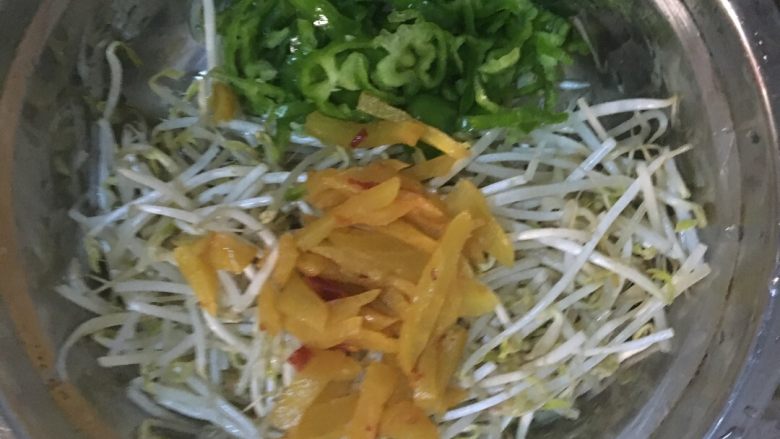 绿豆芽炒榨菜,豆芽洗净，辣椒洗净切丝，<a style='color:red;display:inline-block;' href='/shicai/ 722'>榨菜</a>备用。
