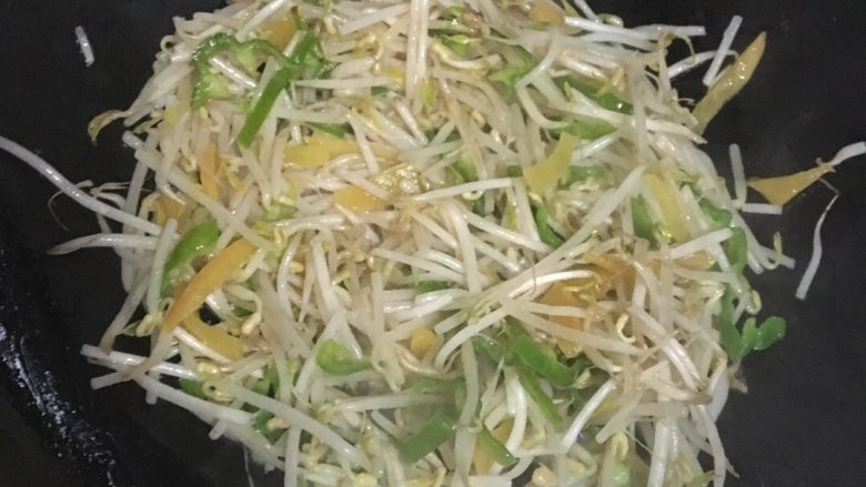 绿豆芽炒榨菜,锅中倒入适量油，加热后依次放入姜片，豆芽，<a style='color:red;display:inline-block;' href='/shicai/ 61'>青椒</a>，榨菜翻炒，出锅前放入适量盐。
