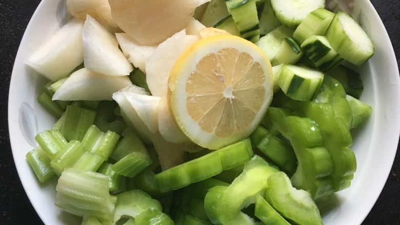 蔬果糊-24,把所有食材清洗乾淨，再切成小塊