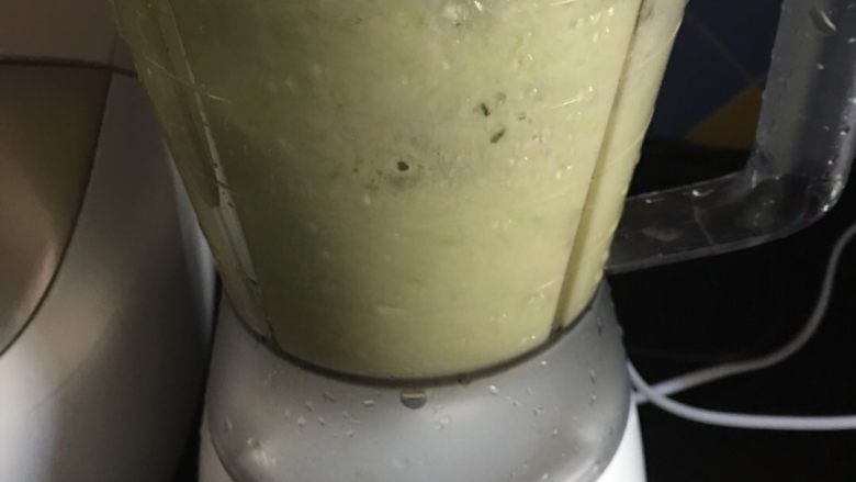 蔬果糊-24,用1/2食材放入打糊機，加入200ml約40度左右的溫水打糊約2分鐘