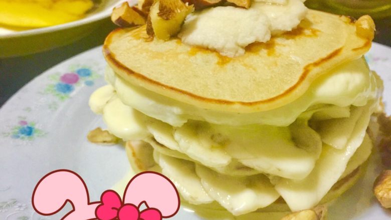 香蕉松饼,撒上坚果 可以淋蜂蜜
(如果涂了奶油 就不需要蜂蜜)