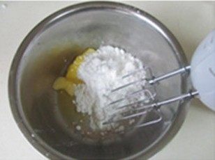 焦香酥脆酷似“罗马盾牌”的饼干 ,将35克黄油切小块,室温软化后,加入糖粉