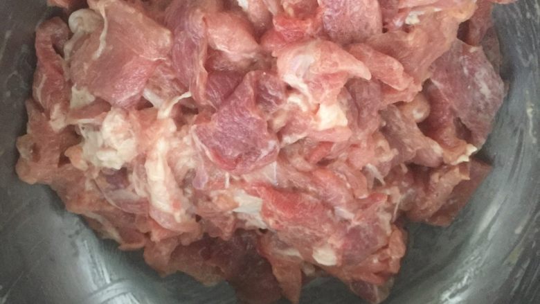 水煮肉片,瘦肉切片用淀粉、胡椒粉、盐、少许味精腌制片刻备用