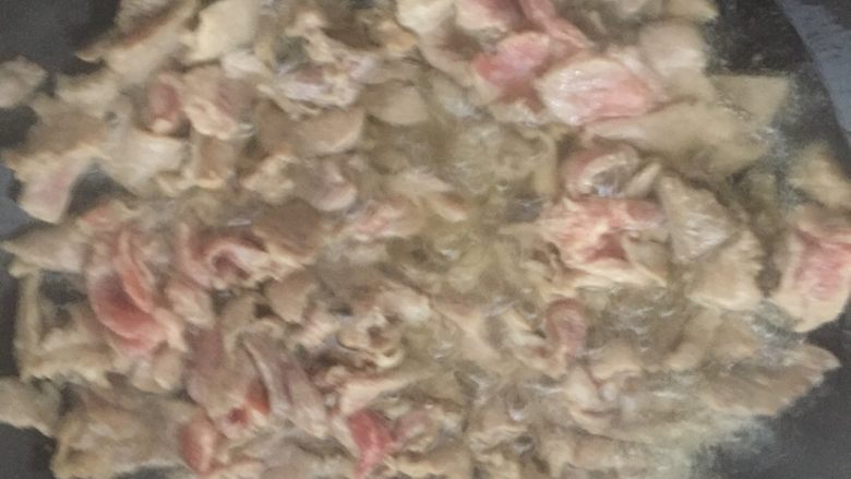 水煮肉片,腌好的肉用油滑熟放一边备用