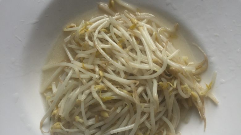 水煮肉片,<a style='color:red;display:inline-block;' href='/shicai/ 115'>油菜</a>用水煮熟，<a style='color:red;display:inline-block;' href='/shicai/ 120'>豆芽</a>在锅中炒熟，都装置盘中