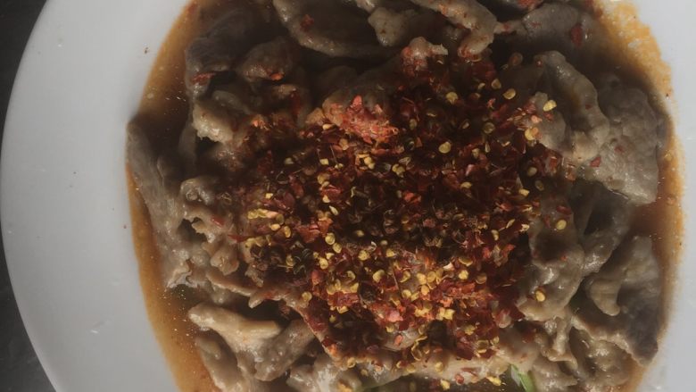 水煮肉片,把滑好的肉一起装盘中！洒上辣椒皮、花椒