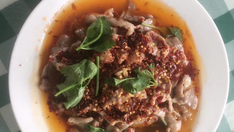 水煮肉片,烧好热油！浇上！放香菜即可