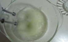 杏仁蛋白饼 ,蛋清用电动搅拌器搅打