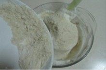 杏仁蛋白饼 ,分次2--3次加入过筛的面粉;