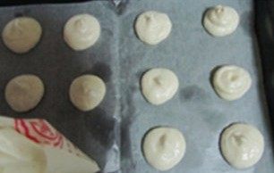 杏仁蛋白饼 ,在烤盘上挤出大小均匀的圆点, 注意留有间隔