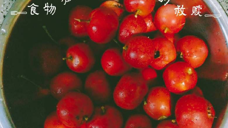 山楂糕,新鲜<a style='color:red;display:inline-block;' href='/shicai/ 599'>山楂</a>用盐<a style='color:red;display:inline-block;' href='/shicai/ 156925'>水</a>泡半小时洗净