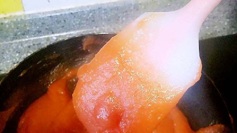 山楂糕,把山楂泥继续倒入锅中,小火翻炒,用铲子铲起流动性很弱的时候就可以装瓶冷藏