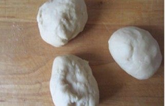 松软有料的三色面包 ,将它们拿出来后,分成三个面团
