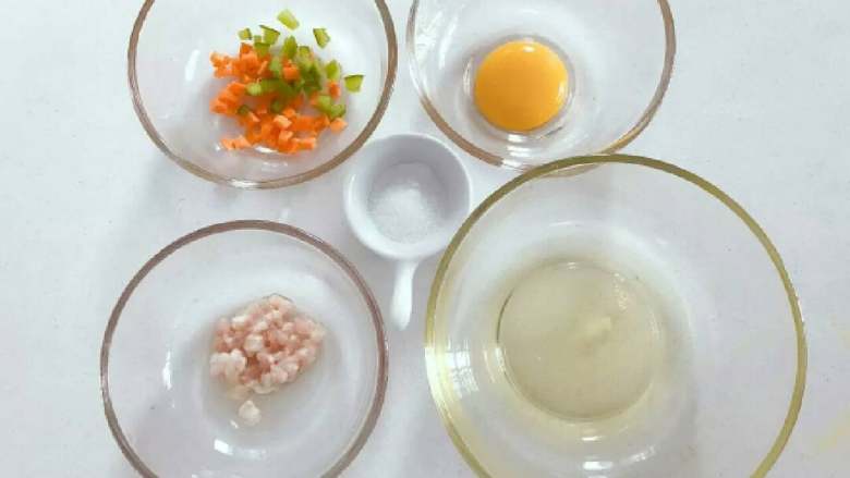 宝宝辅食:玩转鸡蛋系列之—颜值爆表,加强版火烧云,准备好所有食材,<a style='color:red;display:inline-block;' href='/shicai/ 414'>猪肉</a>、胡萝卜、青椒切细丁。