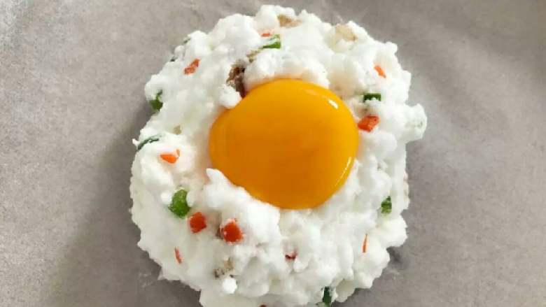 宝宝辅食:玩转鸡蛋系列之—颜值爆表,加强版火烧云,把蛋黄妥妥放入凹槽中。