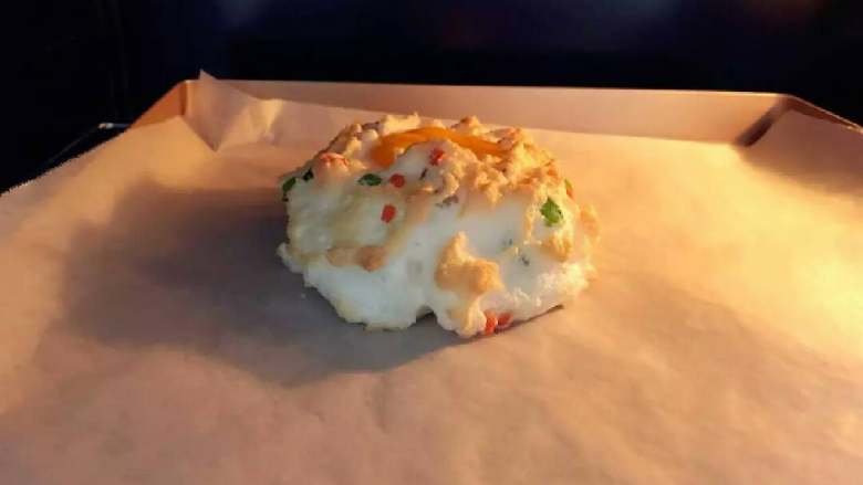 宝宝辅食:玩转鸡蛋系列之—颜值爆表,加强版火烧云,放入烤箱,140度,烤约15分钟。
》因每个烤箱温度都会有区别,大家需根据自身情况调整时间,建议温度不要超过150度,时间不够最后可能是糖心蛋,但并不建议宝宝吃糖心蛋,所以可以稍稍加长烤的时间(也不能烤太久,蛋黄会变色影响营养物质),把蛋黄烤透即可。