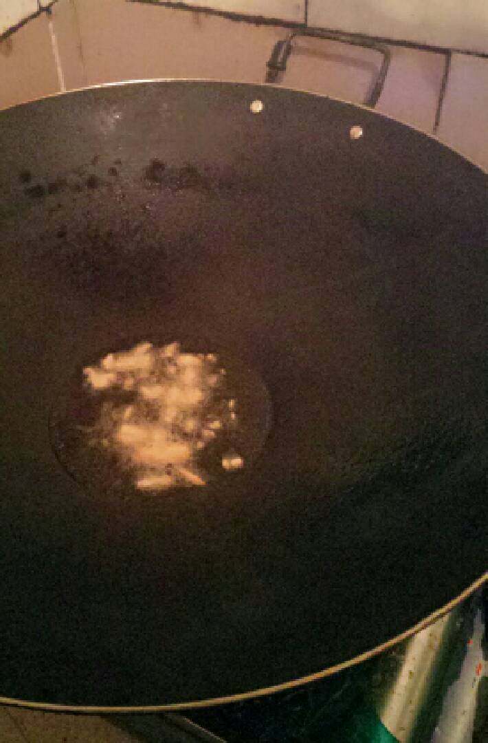 大战粉丝部落#酸笋瘦肉炒粉丝#,锅里放油,爆一下姜